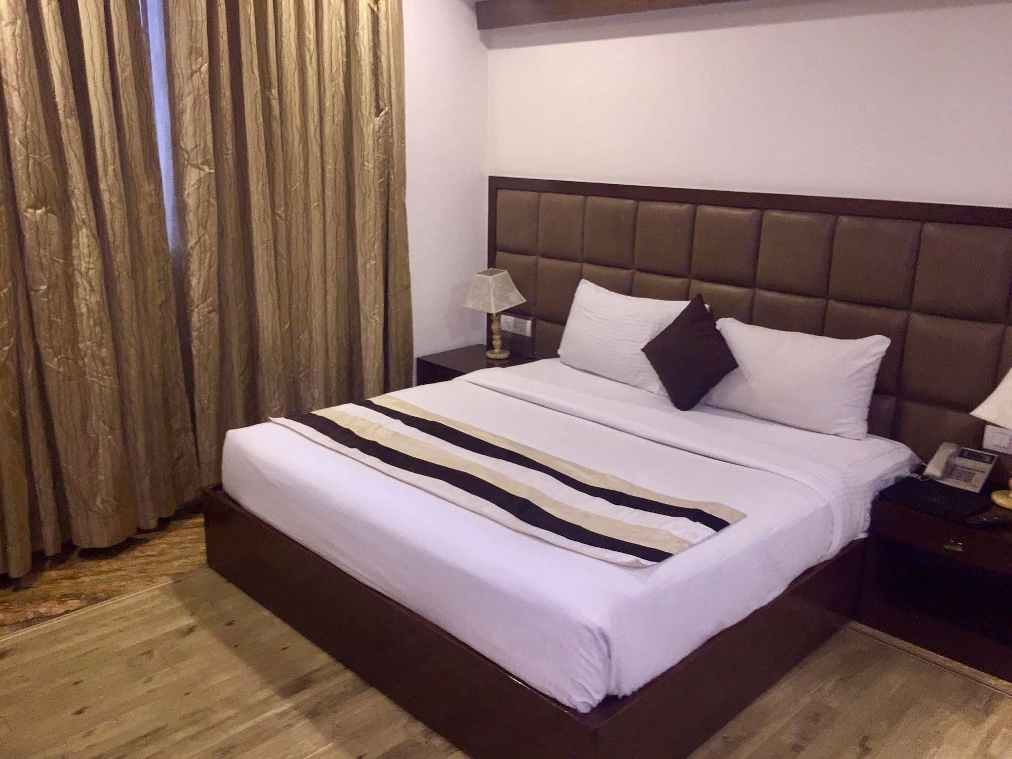 Taurus Sarovar Portico New Delhi Eksteriør billede